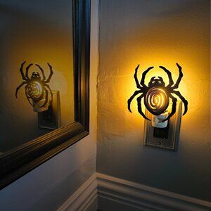 5x5" black swirly glitter Hallowe spider with deep green eyes nightlight